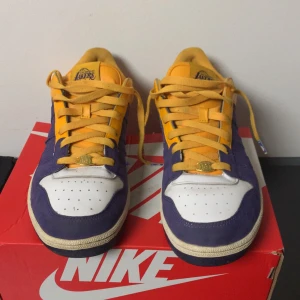 Adidas Lakers sneakers i lila och gult - Snygga Adidas Lakers edition sneakers i en cool kombination av lila och gult. Skorna har en klassisk design med snörning och vit tå. Perfekta för att sticka ut med en sportig stil. Ica. Ovanliga o riktigt feta.