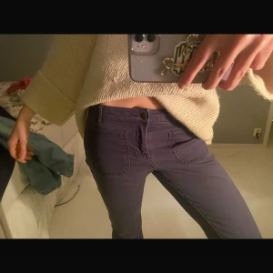 Mörkblå bootcutjeans - Så fina byxor från essentiel. Helt utan defekter! Innerbenslängden är 76 cm och midjemåttet 37 cm. Första bilden är lånad från en tjej jag köpte från! 💓💓