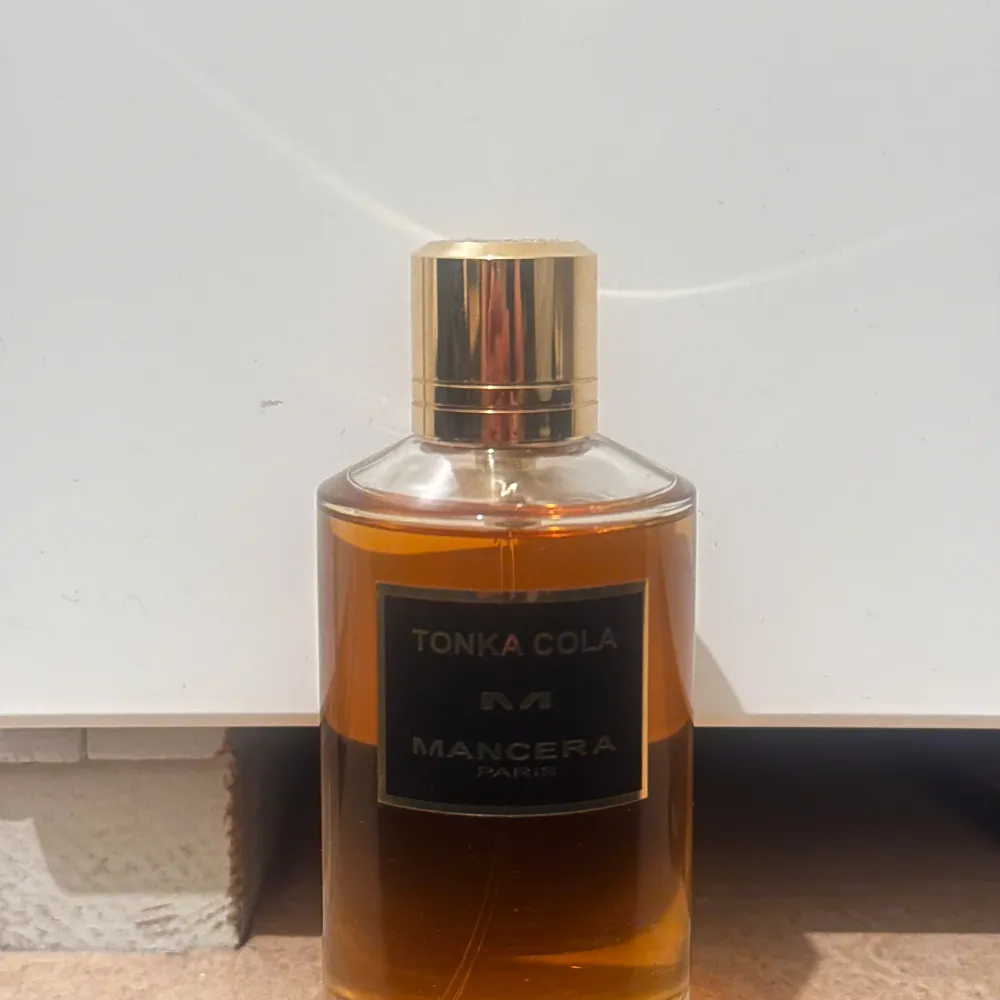 Tonka Cola från Mancera, doftar som ett kallt glas av cherry-coke med en citronbit över. Denna parfym ger enkelt komplimanger och perfekt för den som vill sticka ut. Endast använd 1 gång . Perfume.
