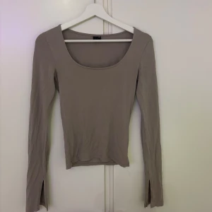 Beige långärmad topp/tröja från Gina Tricot - Säljer en beige långärmad topp från Gina Tricot. Använd ett fåtal gånger och är otroligt skön! 