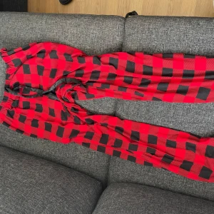 Pyjamasbyxor - Snygga pyjamasbyxor i röd och svart rutig design. De har loose form.