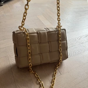 Beige axelväska med kedja - Aldrig använd.