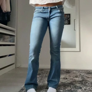 Blå Pepe jeans - Snygga blå bootcut jeans med låg midja. Använd fåtal gånger så är i nyskick, jag har lagt upp dem igen i en annan annons pga fri frakt. Kolla mitt konto.