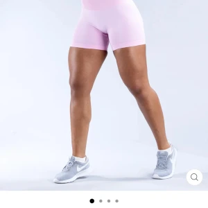  träningsshorts från DFYNE light rose pink  -  Träningsshorts från DFYNE i färgen light rose pink. Är helt nya och oanvända och ligger fortfarande i förpackning då jag fick köpa dem i en annan storlek. 