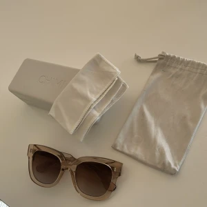 Chimi solglasögon - Säljer dessa super snygga solglasögon ifrån chimi då de inte kommer till användning. De är i modellen 08 och i färgen ecru🥰(påsen till dem är lite smutsig) ordinarie pris: 1400kr