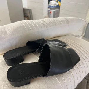 Svarta sandaler med klack - Stilrena svarta sandaler i skinn med en låg klack och öppen tå. Perfekta för en elegant look. Super sköna