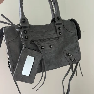 Handväska - ‼️PRISET ÄR FAST‼️sjukt snygg och populär väska med spegel och axelband 🌟❤️‍🔥 mellanmodellen, mycket bra skick, bara lite avskavd färg på vissa snören, men syns bara om man kollar nära!!