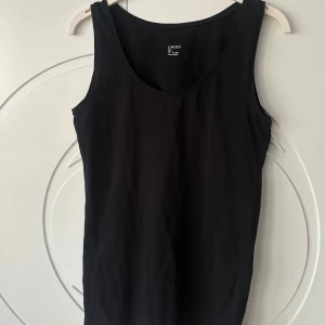 Svart bas linne från Lindex - Säljer en klassisk svart bas linne från Lindex. Perfekt för lager-på-lager eller att bära som den är. Tillverkad i mjukt material för en bekväm passform. Perfket bas plagg i din garderob🤎