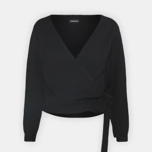 Svart omlottkofta  - Snygg svart omlottkofta från Even&odd med v-ringning och knytband i midjan. Perfekt för lager-på-lager och har långa ärmar med ribbade muddar. En stilren och mångsidig tröja för alla tillfällen.