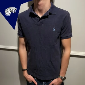 RALPH LAUREN PIKE - Ralph lauren pike i mesh tyg | Skick: 8/10 | Strl: M (Liten i stl så skulle snarare säga S) | Modellen är 182cm | Hör av dig vid frågor eller funderingar!