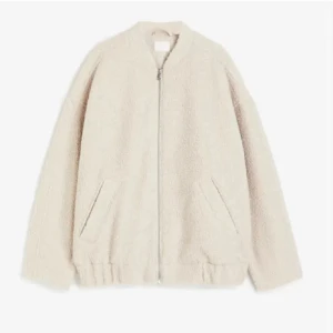 Beige teddyjacka från h&m - Mysig beige teddyjacka med dragkedja framtill och två fickor. Perfekt för kyliga dagar när du vill hålla dig varm och stilren. Jackan har en avslappnad passform och är superbekväm att bära. kom med prisförslag!!