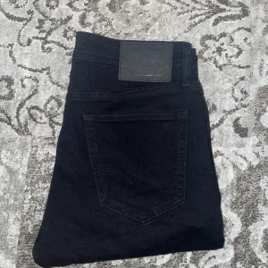 Jack & Jones Jeans - Säljer nu ett par riktigt feta jack & jones jeans i färgen svart. Dem är i storlek w30 och är i modelen slim fit glenn, de skulle passa nån runt 170 cm lång.