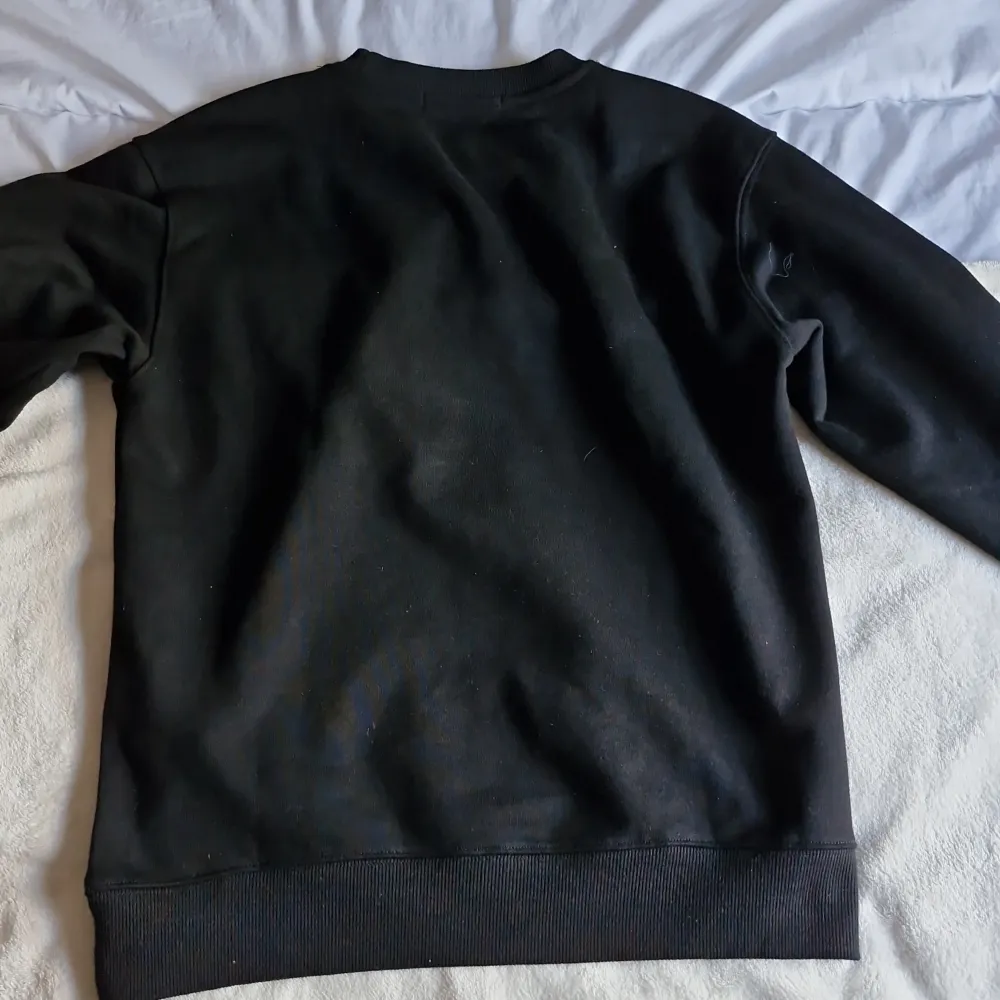 Säljer denna stoneisland sweater. Knappt använd. Bra skick. Allt på bilderna ingår. Kontakta vid intresse. Neuletakit & Villapaidat.