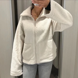 Beige teddyjacka med dragkedja - Säljer min favorit jacka. Vit/offwhite teddyjacja i storlek xl för att få den overzied men passar mig som är xs, helt slutsåld på hm hemsida, den har en lite defekt vid dragkedjan men inget som påverkar jackans funktion ( skriv för bild)