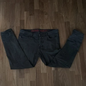 Hugo jeans - Tjena! Säljer nu dessa feta Hugo jeans. Köpta på nk kvitto kan lösas. Skicket är helt okej. Dom ända defekterna är en liten repa som finns på baksidan. Tveka ej på dina frågor🙌🏼🙌🏼 (pris är inte hugget i sten)