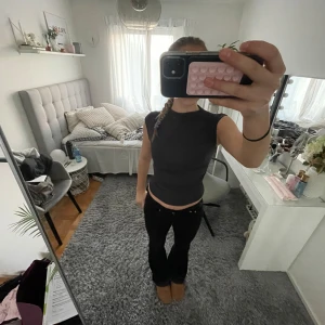 Topp från Gina tricot - Så fin topp från Gina tricot i mycket bra skick och väldigt stretchigt material 💗