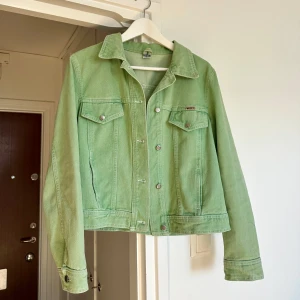 Grön jeansjacka - Jeansjacka inköpt på Vinted, väldigt gott skick.