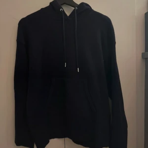 Mörkblå  hoodie från Zara - Säljer en stickad mörkblå hoodie från Zara. Använd några gånger men inte nopprig! I storlek S.
