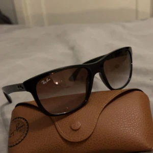 RAY-BANS - Säljer mina raybans som jag fick i början av sommaren, liknar boyfriend modellen väldigt mycket. Som nya bara att det finns några repor men de märks inte av.