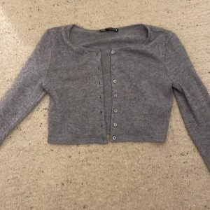 Grå kofta från Zara - Säljer en grå kofta från Zara. Perfekt med ett linne under. Säljer denna då den har blivit lite för liten. Nästan nyskick!🥰