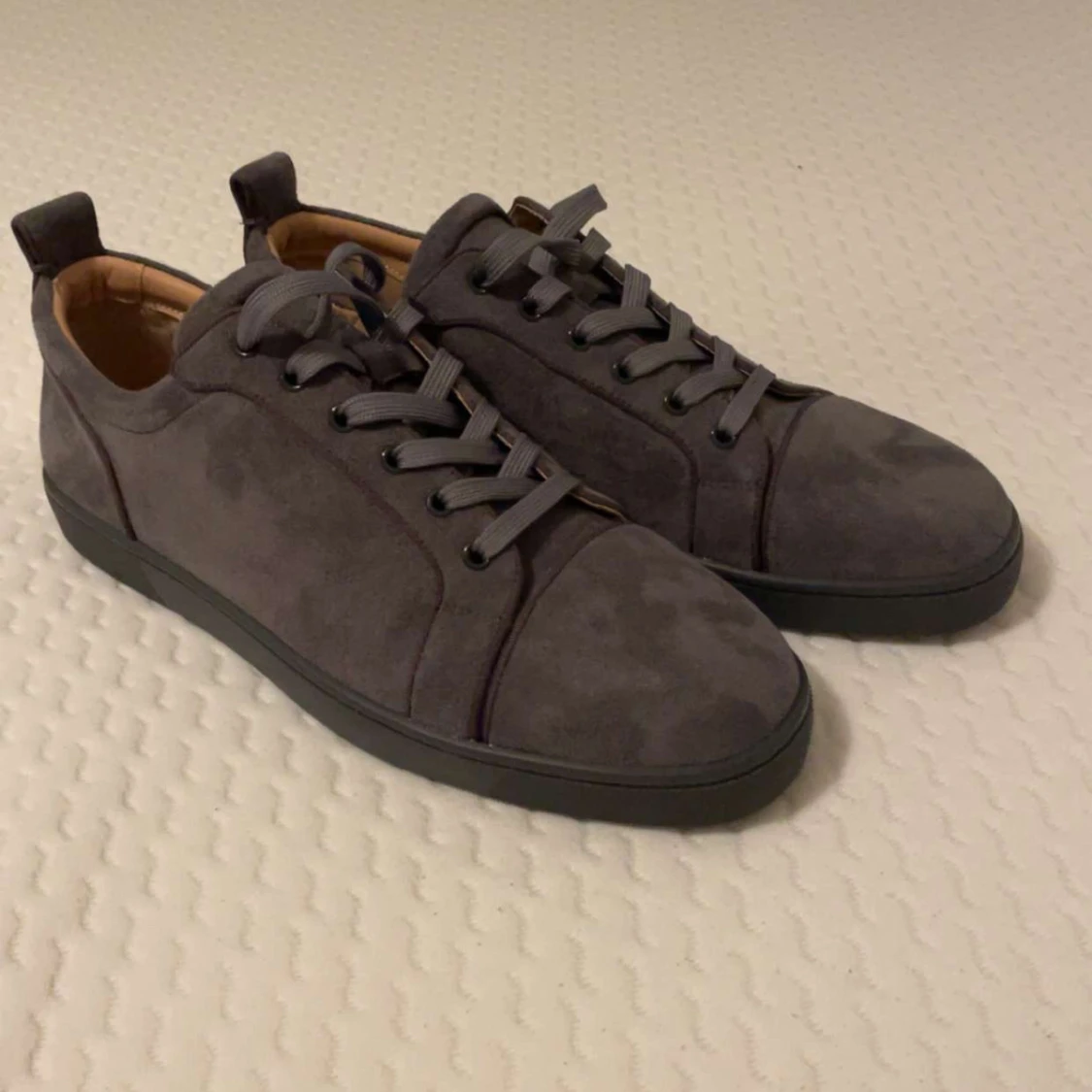 Grå mockasneakers med röd sula - 1