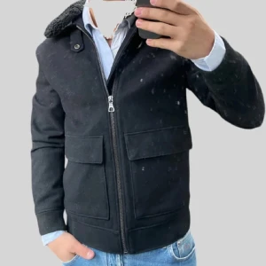 Höstjacka - Säljer denna unika och väldigt snygga pilotjacka med avtagbar päls, perfekt till vår eller höst. Mycket bra skick och grym passform. Dm för fler funderingar.💫