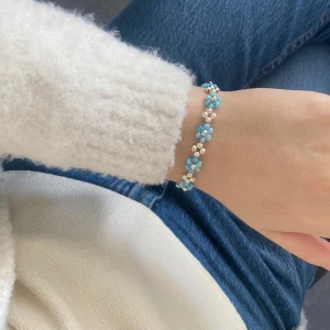 Färgglada pärlarmband - Säljer tre olika pärlarmband i glada färger. Ett armband med blå och vita pärlor, ett med rosa och guldiga pärlor, och ett med lila och guldiga pärlor. Perfekta för att liva upp vilken outfit som helst!