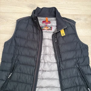 Parajumper Väst  - Snygg väst från Parajumper, perfekt nu till vår och sommar. Den är i bra skick. Kan skicka fler bilder vid begäran. 