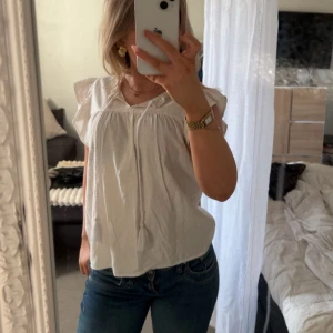 Blus från Only  - Så gullig blus från Only som är perfekt till vår och sommar!! Storleken är xs men skulle även säga att den passar s. Hittar ej på hemsida så tror ej den sälj längre. Super fint skick, ser ut som ny. Skriv vid fler funderingar eller fler bilder!!💗💗