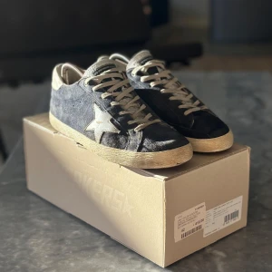 Golden Goose Superstar - Riktigt sköna skor samt en unik, limiterad och eftertraktad modell, skorna är tillverkade av mocka. Skorna är sparsamt använda och ingen speciell defekt utan är i ett stabilt skick. Allt OG tillkommer såsom skobox, dustbags mm. Skriv vid minsta fundering👊🏼