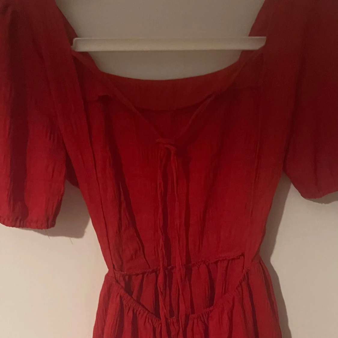 Röd klänning med puffärmar och öppen rygg - 1