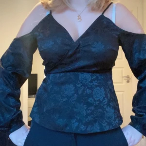 Festtopp - Fin topp/blus med öppna axlar som passar perfekt till fest. Man knyter den i ryggen