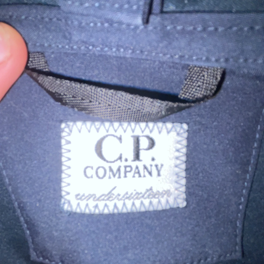 Mörkblå jacka med huva och glasögon från C.P. Company - 2