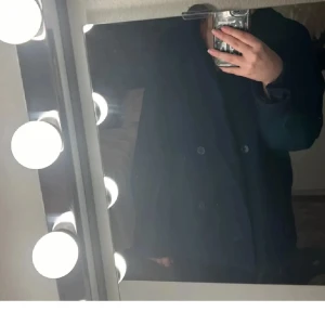 Mörkblå kappa - Säljer en stilren mörkblå kappa från Nelly. Nypris är runt 700 kronor. Pris kan diskuteras i dm. Den är i princip nytt skick. Jag säljer den för att den inte kommer till användning💗 