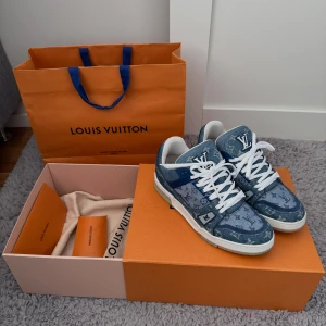Louis Vuitton Trainers - Lv Denim Trainers, Size Lv 7,5 (EU 42), Cond 8/10 Vädligt bra skick; Retail 12800kr, Tveka inte på att skicka ett meddelande vid frågor eller liknande🙌