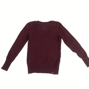 Vinröd tröja från edc - Säljer en vinröd tröja från edc med rund halsringning och ribbade muddar. 