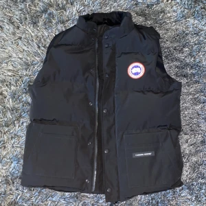 Canada goose väst - Canada Goose väst i perfekt skick, använd ett fåtal gånger. Perfekt för våren och sommaren. Vid frågor går det bra att skriva. Priset kan även diskuteras :)