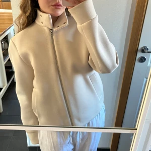 Jacka cos - Säljer denna fina vårjacka. Supersnygg passform, enkel att styla och perfekt för mellanväder. Använd ca 4 gånger. 💗💓 Från cos