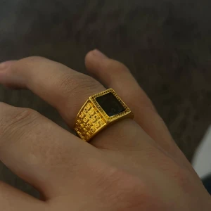 Guldfärgad ring med svart sten - Snygg guldfärgad ring med en fyrkantig svart sten i mitten. Stl 8, köpt secondhand men jag har aldrig använt den. Pris kan diskuteras vid snabb affär😊