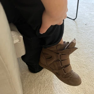 Marant liknande  - Snygga bruna sneakers med flera kardborreband för en cool look. Skorna har en rund tå och är perfekta för en avslappnad stil.