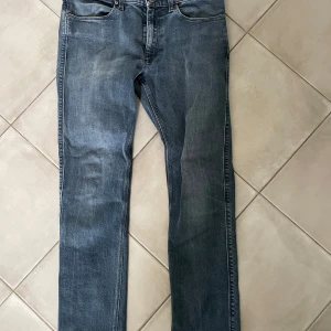 Blå jeans från Acne Studios - Snygga blå gråa jeans från Acne Studios med en klassisk design. De har en rak passform och är tillverkade i ett slitstarkt denimtyg. Perfekta för en stilren look. 32/32