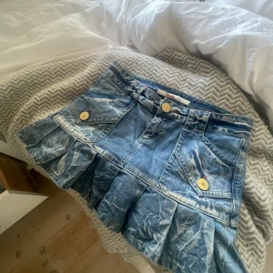 Blå jeanskjol med volang - Supersnygg jranskjol med volang. Köptes förra sommarn för ca 400 men den var för stor för mig tyvärr, säljer nu vidare❤️❤️