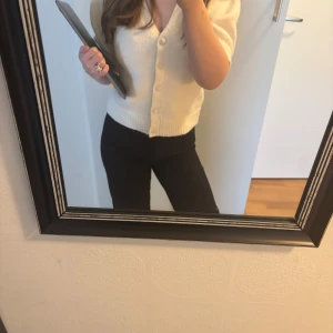 Svarta mid/low waist  kostymbyxor - Superfina svarta kostymbyxor från Madlady. De heter lowwaist men skulle kanske säga mer midwaist och raka. Säljer då jag har två likadana, använda ca 10 gånger. Storlek 34 längd short. Nypris 649kr.