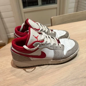 Nike Air Jordans  - Snygga röd grå vita Nike Air Jordans 
