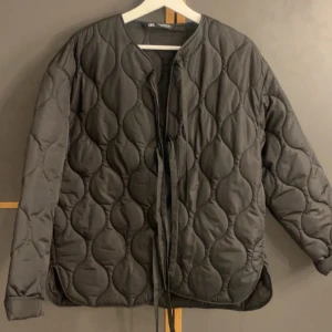 Svart  jacka från Zara - Säljer en  svart jacka från Zara. Jackan har en rund halsringning och långa ärmar. Helt oanvänd!