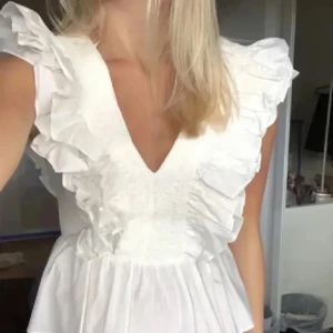 Vit blus med volanger - Säljer denna eftertraktade söta vita blusen. Perfekt för sommaren! Säljer då den inte längre kommer till användning ❣️❣️