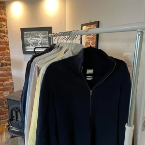 Svart ribbad tröja från Dobber - Säljer en stilren svart ribbad tröja från Dobber i storlek medium. Inga slitningar alls, otroligt bekväm sommar som vinter.