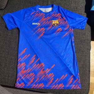 Barcelona FC - Snygg Barca tröja. Tröjan är köpt i Barcelona och endast använd ett fåtal gånger. Den är väldigt snygg och unik och passar både vardagligt bruk men även sportigt. Storleken är S