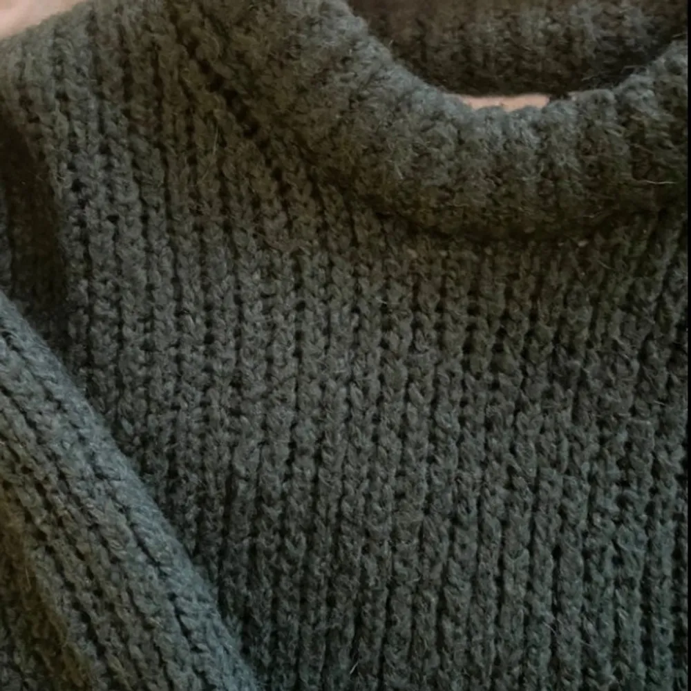 Jättefin mörkgrön tröja från weekday, sparsamt använd Ull, polyester mohair blandning. Neuleet.