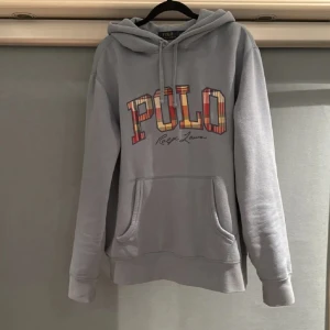 Blå polo ralphlauren hoodie - Säljer denna snygga Ralph lauren hoodie som jag knappast använt! storlek M och sitter perfekt, speciellt luvan. Hör av er!